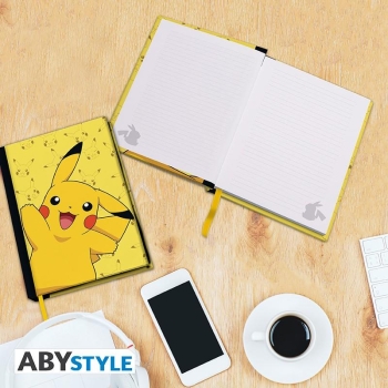 POKEMON - A5 Notizbuch "Pikachu"   Wollten Sie schon immer als Asche in Pokémon spielen? Es ist jetzt mit diesem A5 Notizbuch möglich! Machen Sie sich Notizen über Pokémon und andere Trainer mit Ihrem besten Freund Pikachu, aber achten Sie auf den Elektro